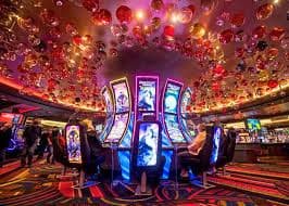 Pengguna Indonesia mengakses halaman Togel Online dewidewitoto dari smartphone dengan tampilan yang rapi